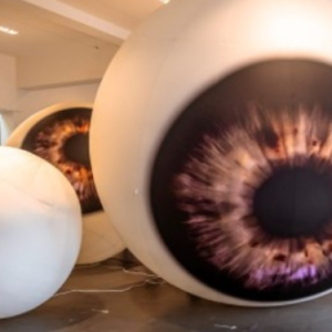 Aftrap ‘Annoying Eyes’ campagne met gigantische oogbol in S.M.A.K. Gent